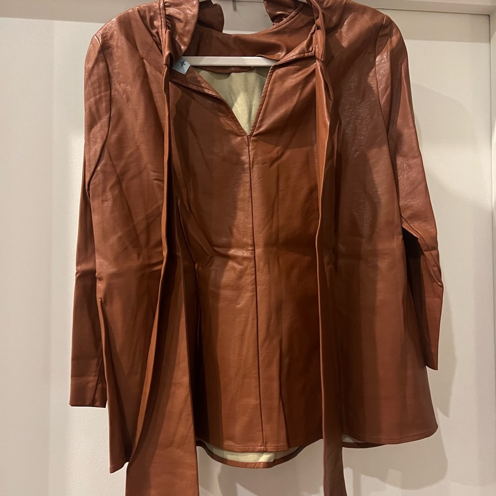 Tuckernuck Cognac Faux Leather Faye Bow Blouse Size Medium - Picture 4 of 5
